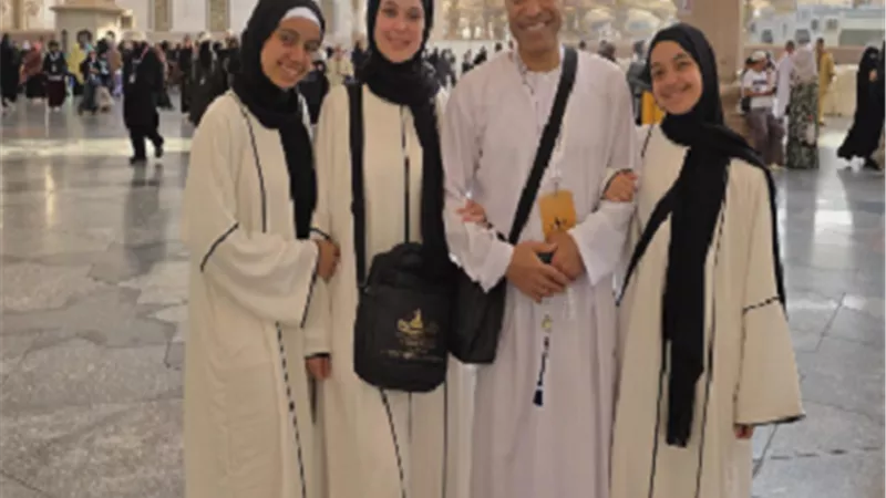 سامح حسين يؤدى مناسك العمرة مع أسرته