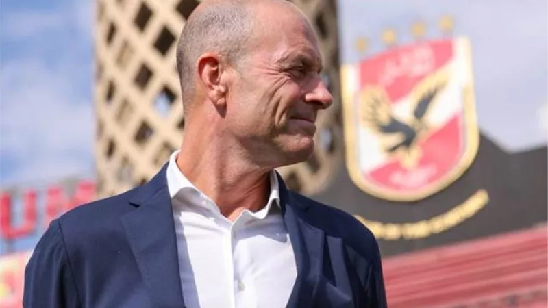 المدير الفني للأهلي يعاين أرضية ملعب التتش