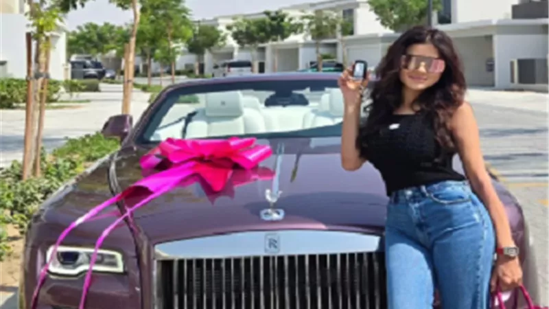 محمد سامي يهدي زوجته مي عمر سيارة رولز رويس فاخرة بعيد ميلادها