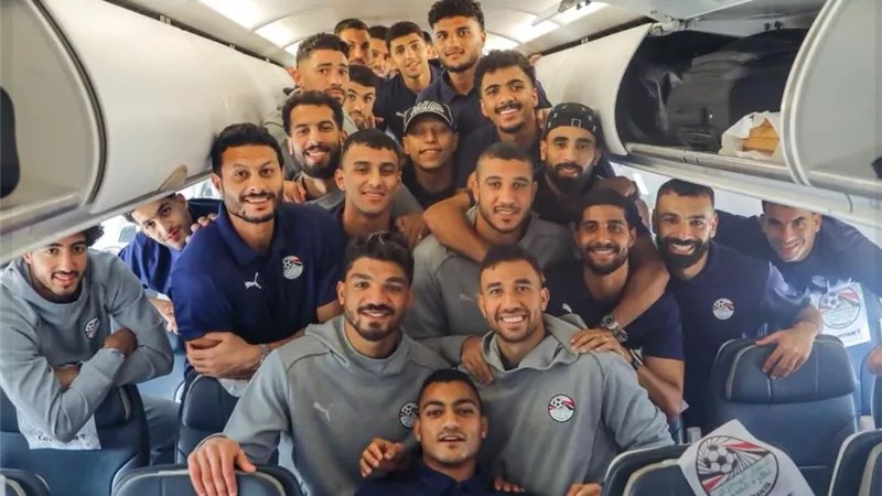 منتخب مصر علي متن الطائرة.. أنجزنا المهمة وفي الطريق راجعين.. صور