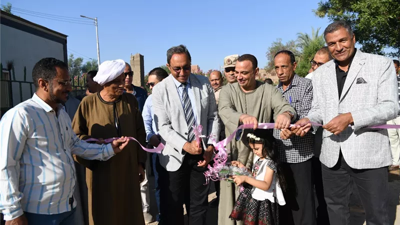 محافظ قنا يفتتح مجمع مواقف قفط