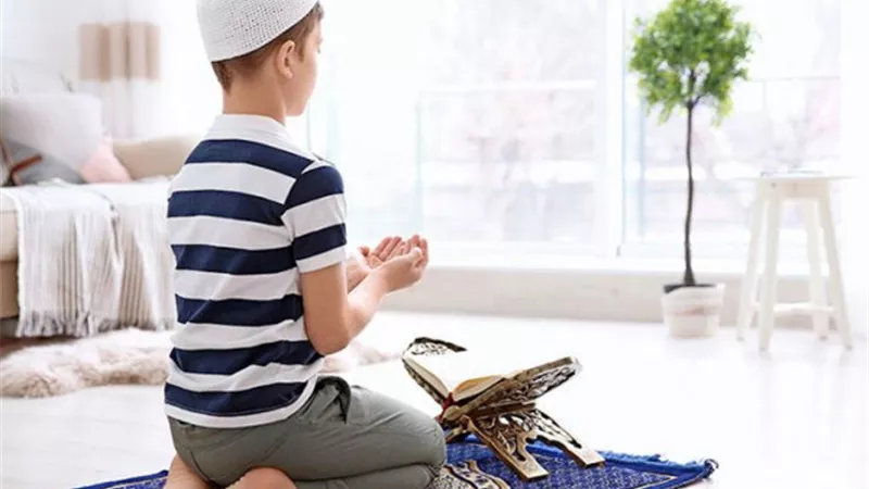 هل تُكتب للصغير الغير مُكلف حسنات على أداءه للعبادات؟