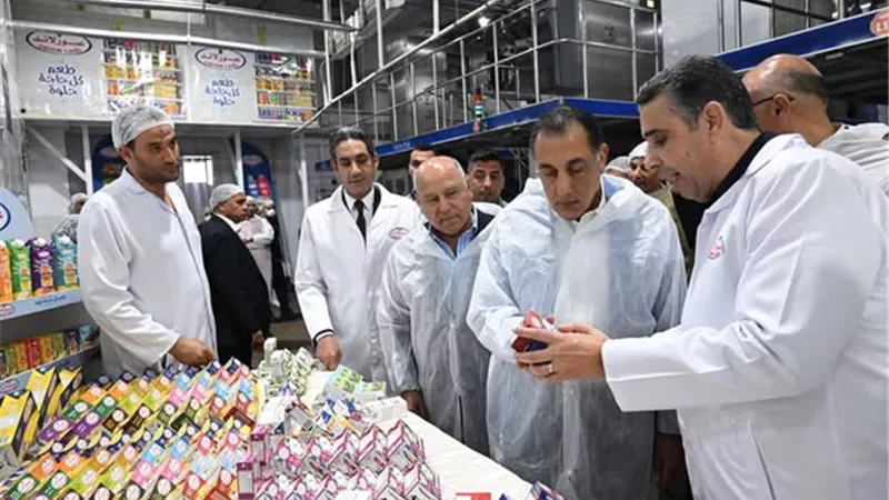رئيس الوزراء يتفقد مصنع 