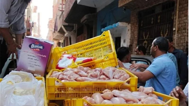 حملات تموينية تضبط فراخ فاسدة وعصائر مجهولة المصدر بأبوقرقاص