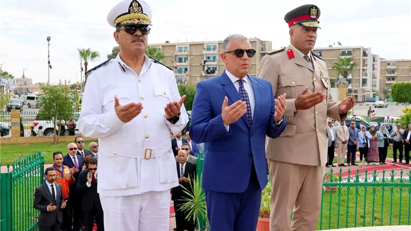 محافظ الإسماعيلية يضع إكليلً زهورعلى النصب التذكاري