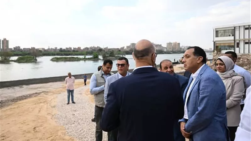 رئيس الوزراء يتفقد مشروع مستشفى 
