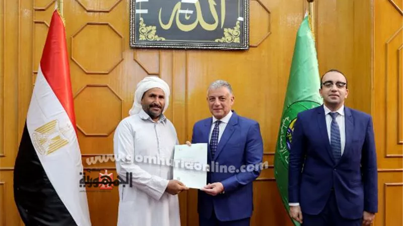 محافظ الإسماعيلية يسلم 11 عقد تقنين وإنجاز 70.6% من ملف التقنين