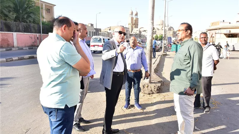 محافظ الأقصر يقوم بجولة مسائية لتفقد عدد من المواقع بمدينة الأقصر