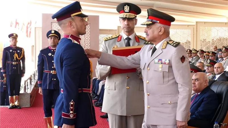 وزير الدفاع يشهد حفل تخرج دفعات جديدة من الكليات العسكرية