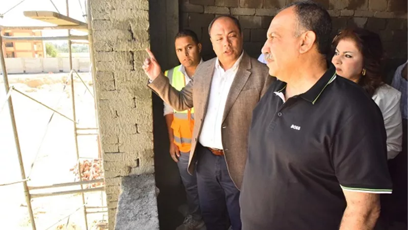 محافظ اسيوط ورئيس هيئة تنمية الصعيد يتفقدان مشروعات الكوم الاحمر