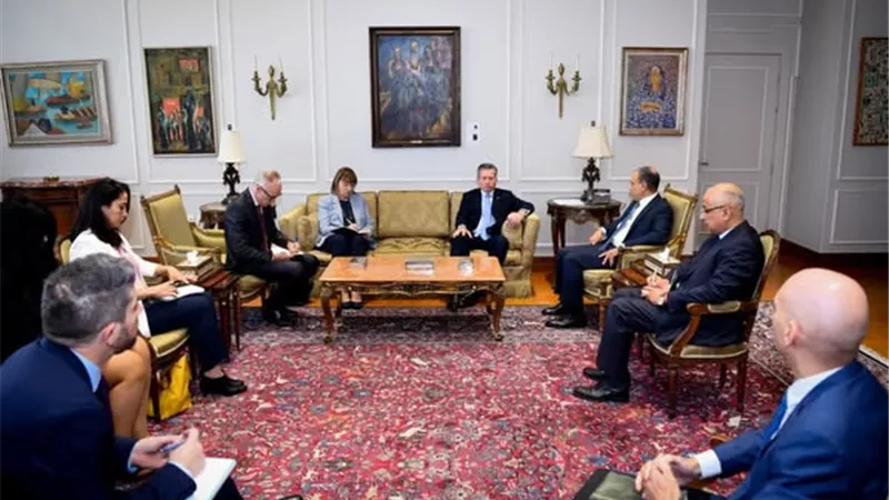 وزير الخارجية يستقبل وكيل الأمين العام للشئون الإنسانية