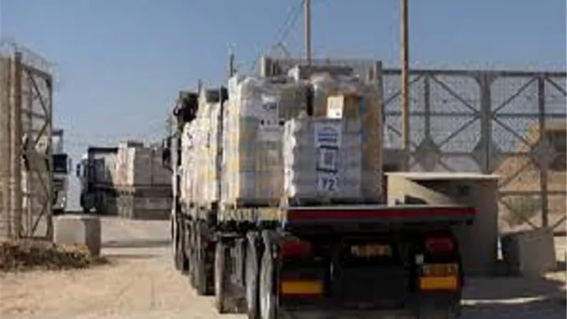 سكان خان يونس بقطاع غزة يستقبلون شاحنات المساعدات الإنسانية والإغاثة