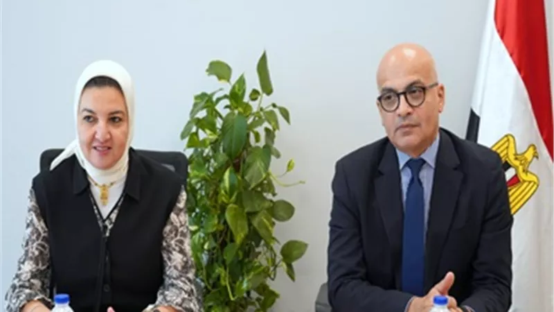 جامعة عين شمس تسلّم عقود دعم المشروعات البحثية لـ8 من أعضاء التدريس