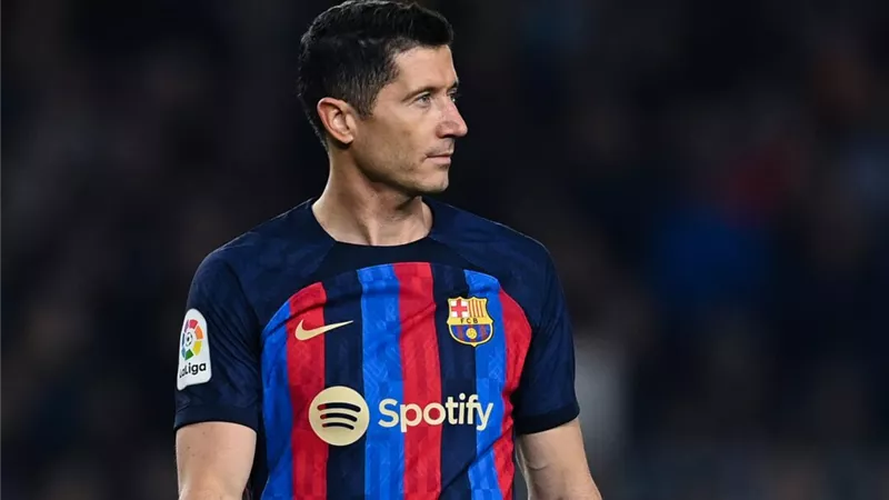 ليفاندوفسكي يحسم مستقبله مع برشلونة وعروض الدوري السعودي