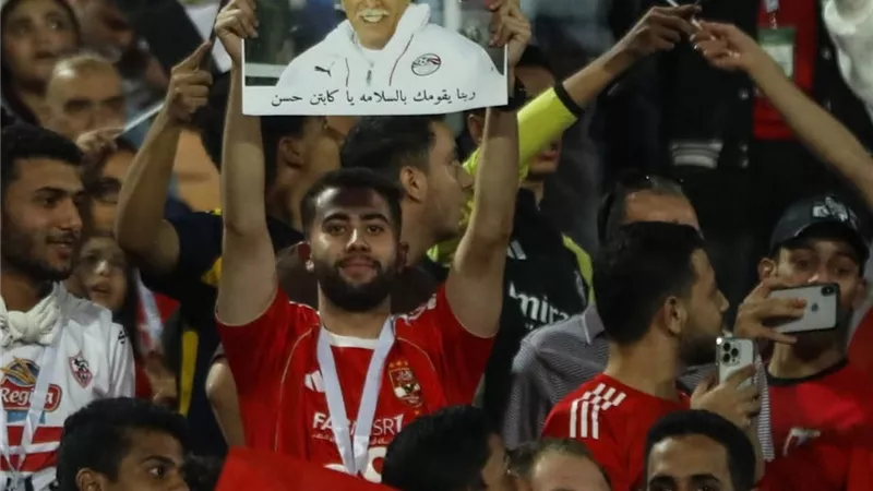 شاهد.. الجماهير المصرية تدعم حسن شحاتة بعد تعرضه لوعكة صحية