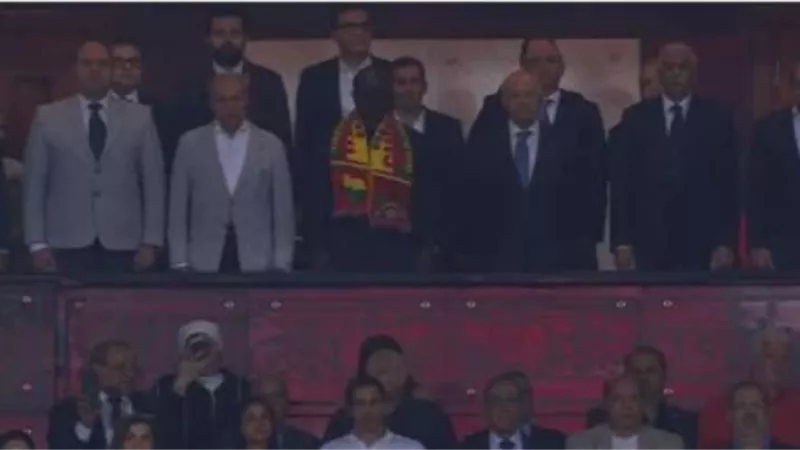 علام ومجلس اتحاد الكرة السابق يدعمون المنتخب من المدرجات