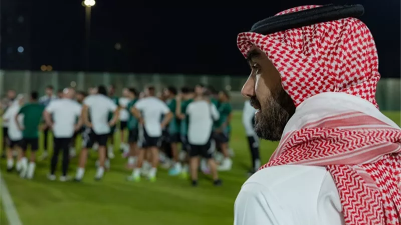 وزير الرياضة السعودي يدعم لاعبي الأخضر قبل مواجهة العراق