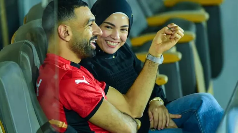 شاهد.. محمد صلاح وزوجته يتابعان مباراة المنتخب أمام غينيا بيساو