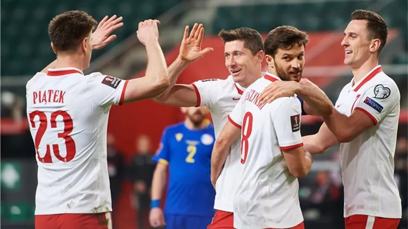 ليفاندوفسكي يقود منتخب بولندا للفوز علي ليتوانيا في تصفيات المونديال