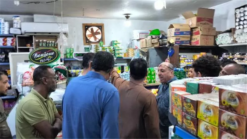 جهاز بدر والصحة يضبطان 82 كيلو أغذية فاسدة ويغلقان 3 محلات.. صور