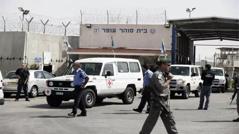 نقل الأسرى الفلسطينيين بالحافلات من داخل السجون لإطلاق سراحهم