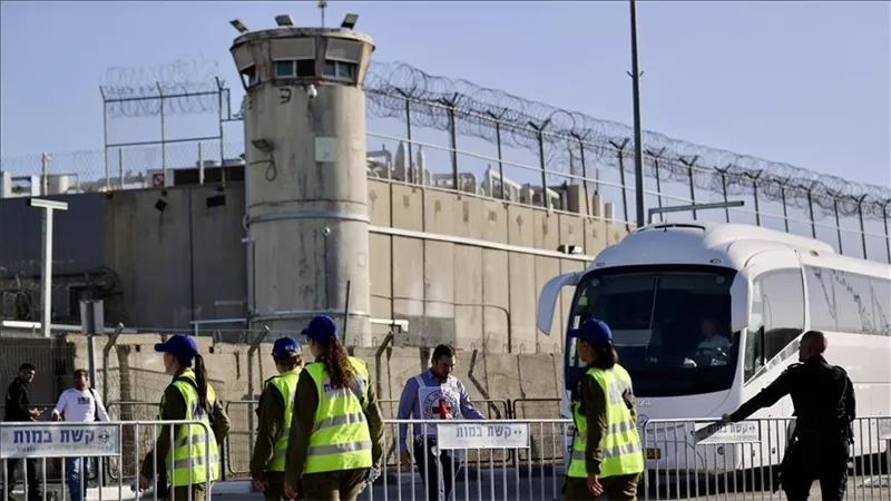 رويترز: نقل الأسرى الفلسطينيين بالحافلات من داخل السجون الإسرائيلية