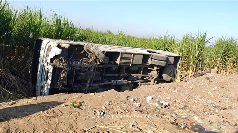 انقلاب أتوبيس عمال تابع لشركة الألومنيوم في قنا وإصابة 20 شخصًا
