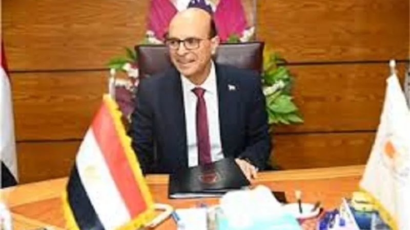 رئيس جامعة أسيوط يترأس لجنة اختيار عميد كلية التجارة