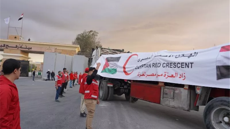 دخول أكبر فوج شاحنات مساعدات.. من مصر إلى غزة