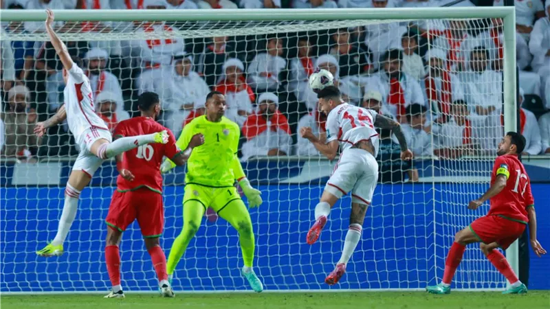 منتخب الإمارات يقلب تأخره أمام عمان إلى فوز في تصفيات كأس العالم