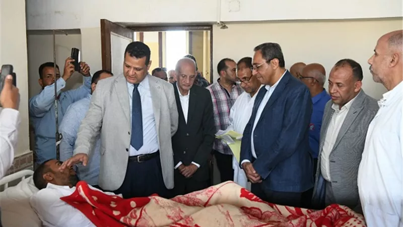محافظ قنا يزور مصابي حادث أتوبيس عمال الألومنيوم
