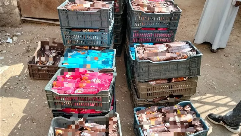 ضبط 1169 قطعة باتيه مدون عليها تاريخ إنتاج لاحق بإهناسيا