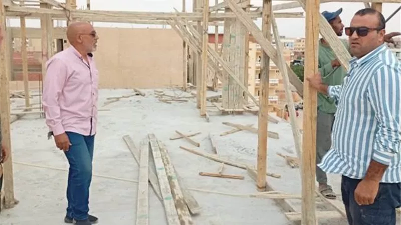 جهاز بدر يتحفظ على معدات المقاولين بالمدينة ويصادر مواد البناء.. صور