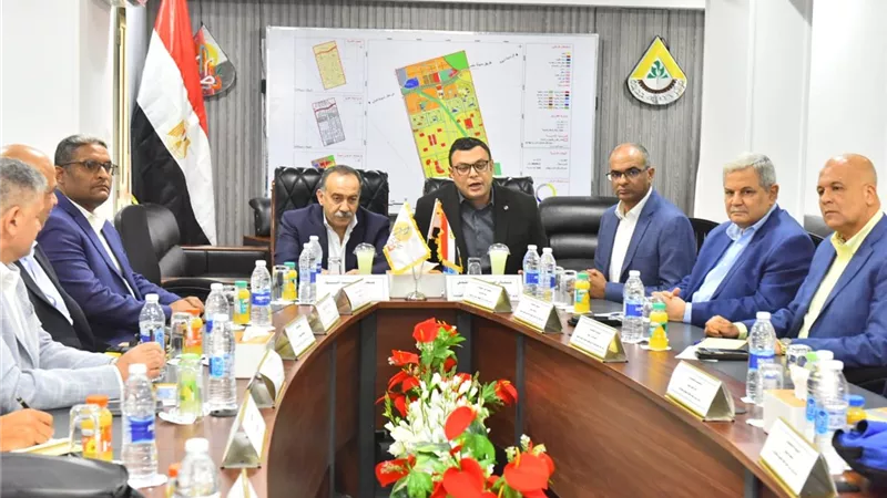 وزير الإسكان ومحافظ أسيوط يتابعان موقف مشروعات مياه الشرب والصرف