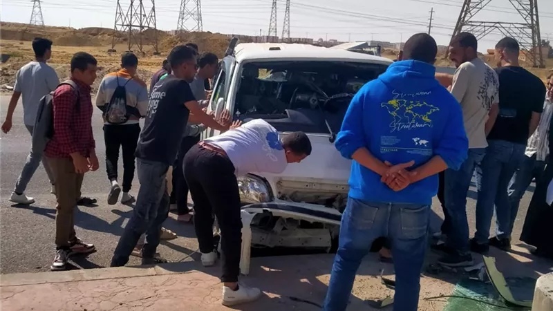 إصابة 11 عاملا في ارتطام ميكروباص بعمود كهرباء بالشرقية