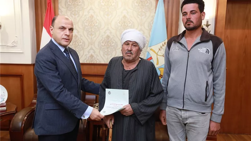 محافظ كفرالشيخ يسلم عقود تقنين أراضي أملاك دولة للمستفيدين