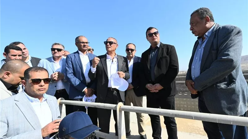 وزير الإسكان يتفقد مشروع الصرف الصحي بأبوتيج ضمن 