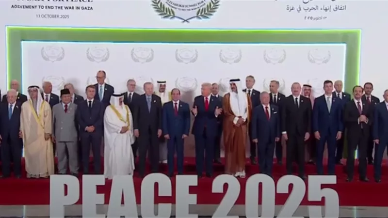صورة تذكارية لزعماء العالم المشاركين بقمة السلام مع الرئيسين ترامب والسيسي