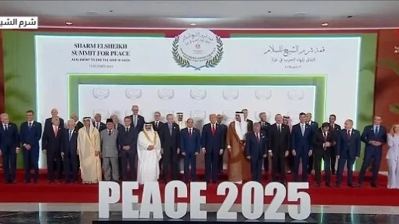 السيسي وترامب يتوسطان صورة جماعية للقادة المشاركين في قمة السلام