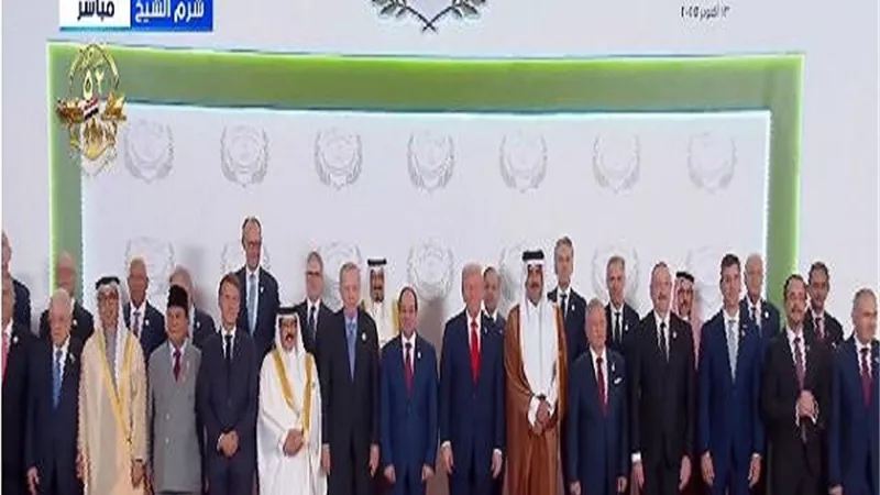 بالفيديو.. دونالد ترامب يلتقط صورًا تذكارية مع وزعماء الدول المشاركة بقمة شرم الشيخ للسلام