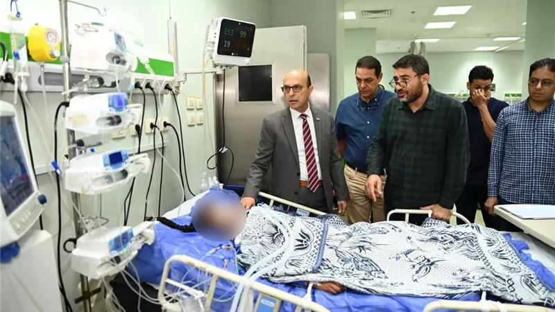 رئيس جامعة أسيوط يتفقد الأطفال المصابين في حادث منقباد