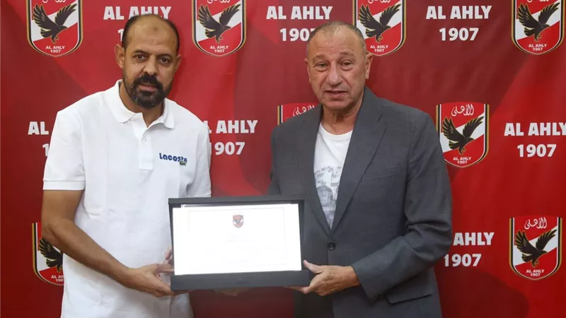 صور.. الخطيب يكرم عماد النحاس تقديرا لجهوده مع الأهلي