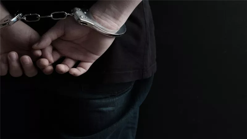 بعد فصل ابنها من المدرسة.. سيده تتعدى على المديرة وأربعة مدرسين