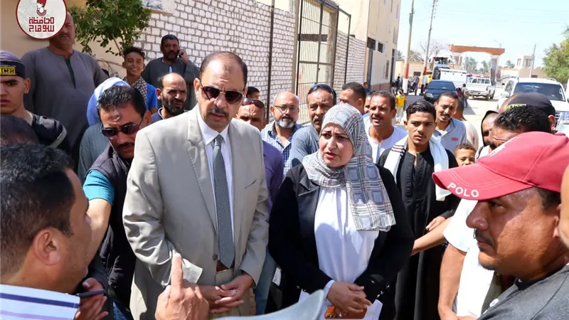 محافظ سوهاج يتفقد مستوى الخدمات المقدمة للمواطنين بعدد من المدارس