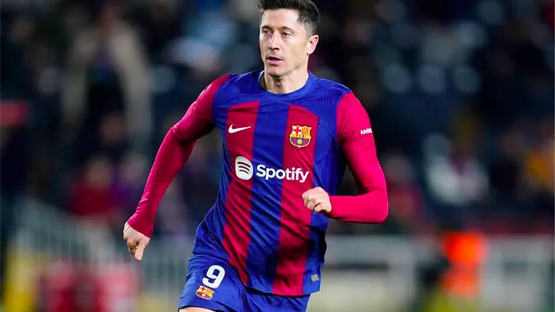برشلونة يعلن حجم إصابة ليفاندوفسكي.. ومدة غيابه