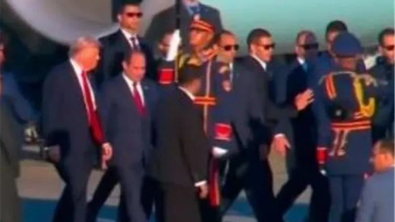 الرئيس السيسي يصطحب الرئيس الأمريكي إلى مقر انعقاد قمة شرم الشيخ للسلام