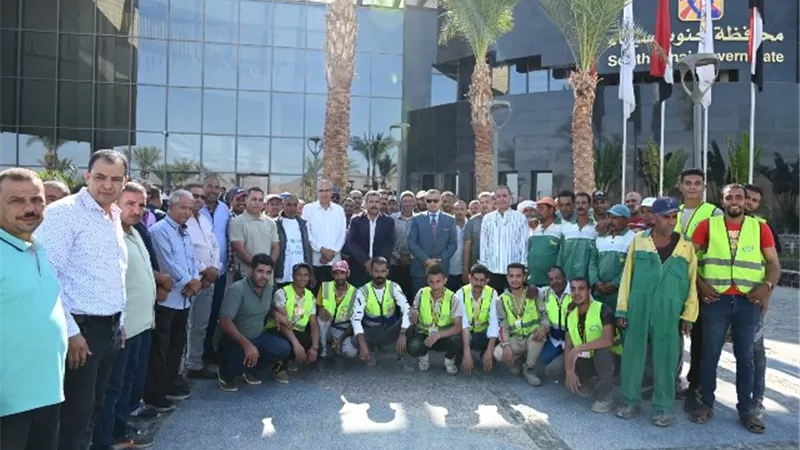 مبارك يكرم القيادات ويشيد بجهود العمال فى إنجاح قمة شرم الشيخ