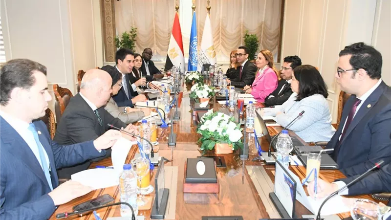 وزير الشباب والأمين العام المساعد للأمم المتحدة يلتقيان ممثلي الوزارات