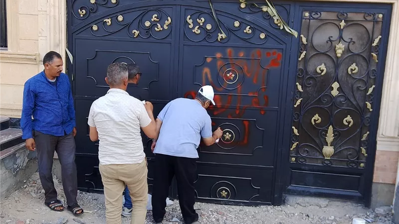 تنفيذ 8 قرارات غلق وتشميع للمحلات والبدرومات المخالفة بدمياط الجديدة