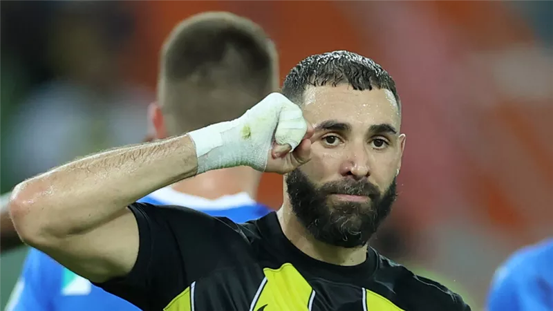 تقارير تكشف موقف بنزيما من الرحيل الى الدوري التركي